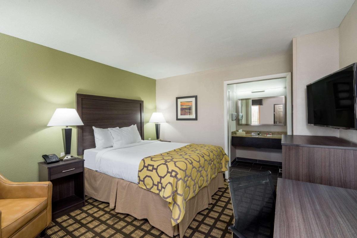 Baymont by Wyndham Clarksville - Housity