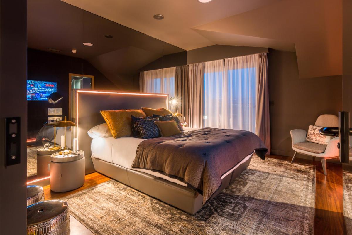Un dormitorio con una cama y un televisor en una habitación. en Augusta Eco Wellness Resort 4 Superior, en Sanxenxo 67 fotos más