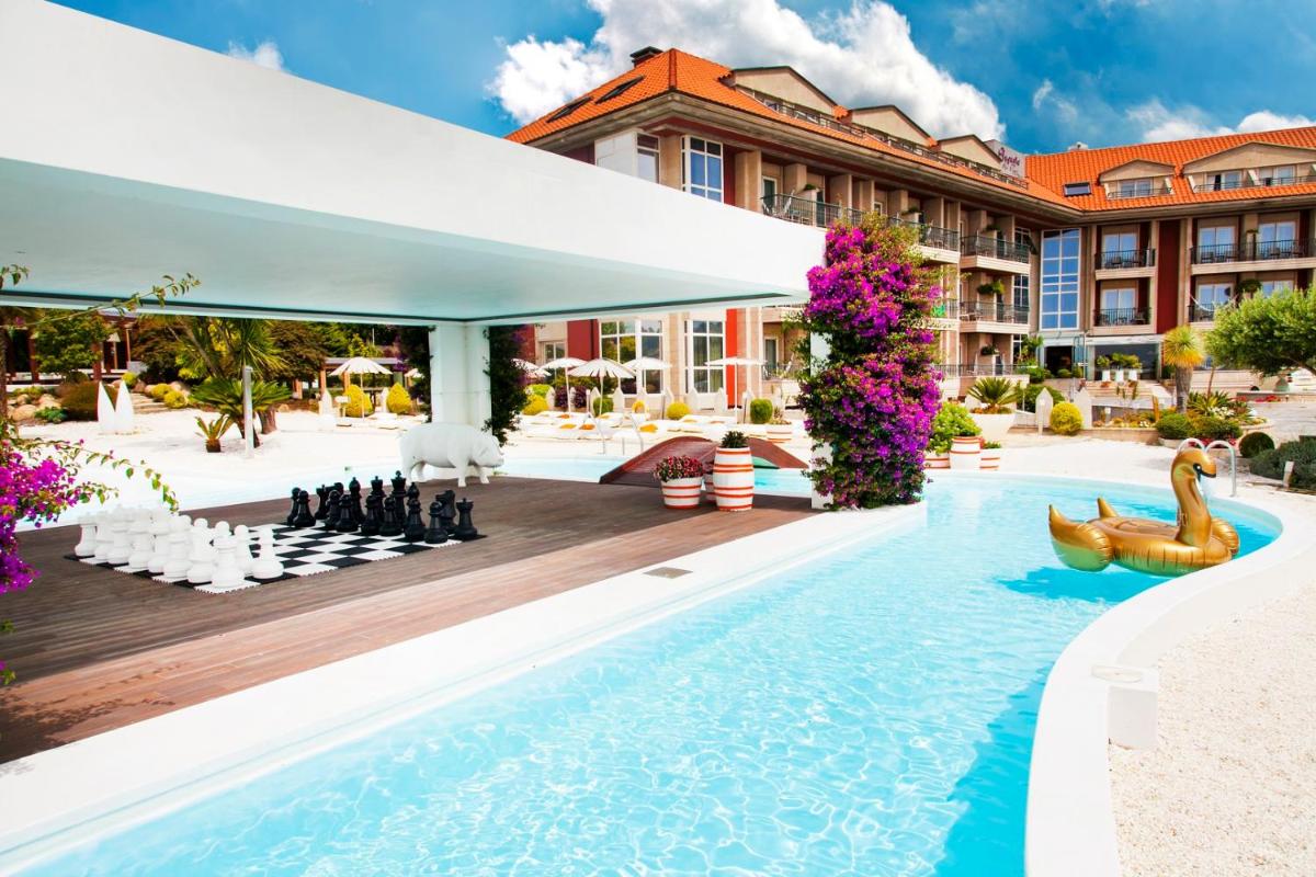- Acceso a la piscina del complejo en Augusta Eco Wellness Resort 4 Superior, en Sanxenxo
