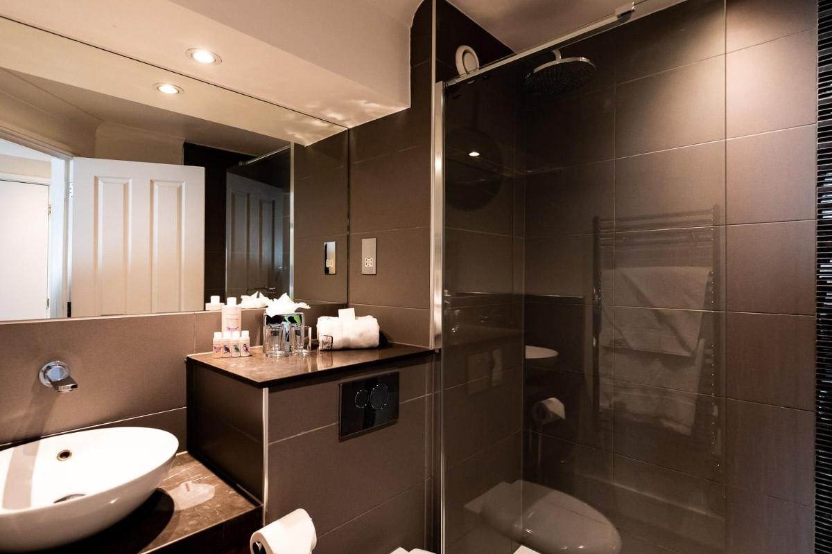 Rose And Crown Hotel - Housity