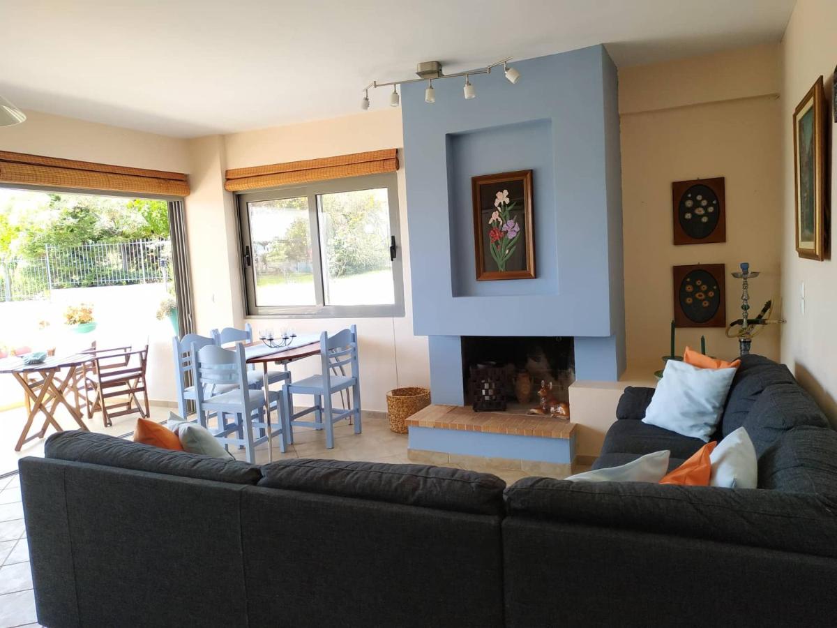Beautiful house by the sea,Loutraki Skaloma. - Housity