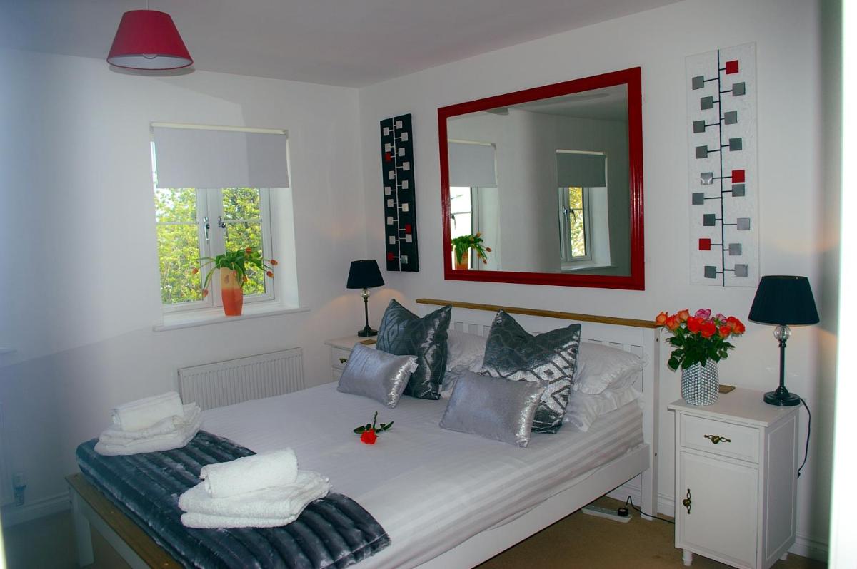 Ladysmith House - 4 Bedrooms - Full House - Housity