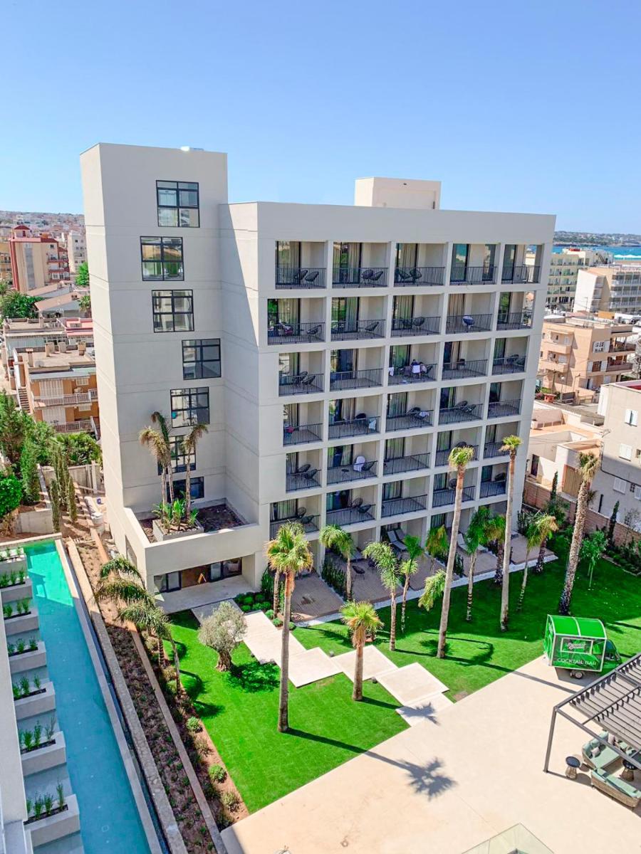 Una vista aérea de un edificio con piscina y palmeras. en Hotel Paradiso Garden, en Playa de Palma