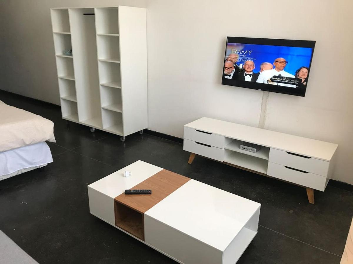 Trendy Art Studio Apartment,Maboneng Joburg - Housity