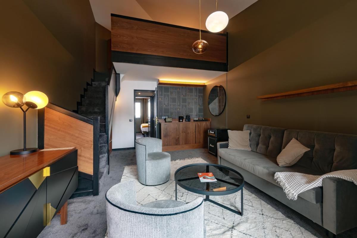 Coin salon dans l'établissement Fahrenheit Seven Courchevel