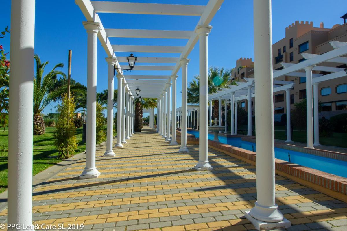 (DUF002) Sea Facing Beach Front Apartment - Housity