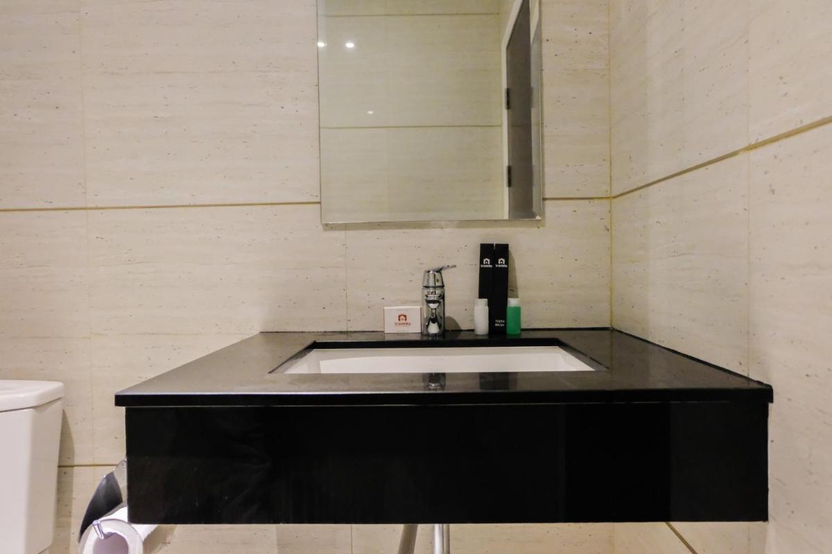 Simply and Relax 1BR at Brooklyn Alam Sutera Apartment By Travelio - Hizvo