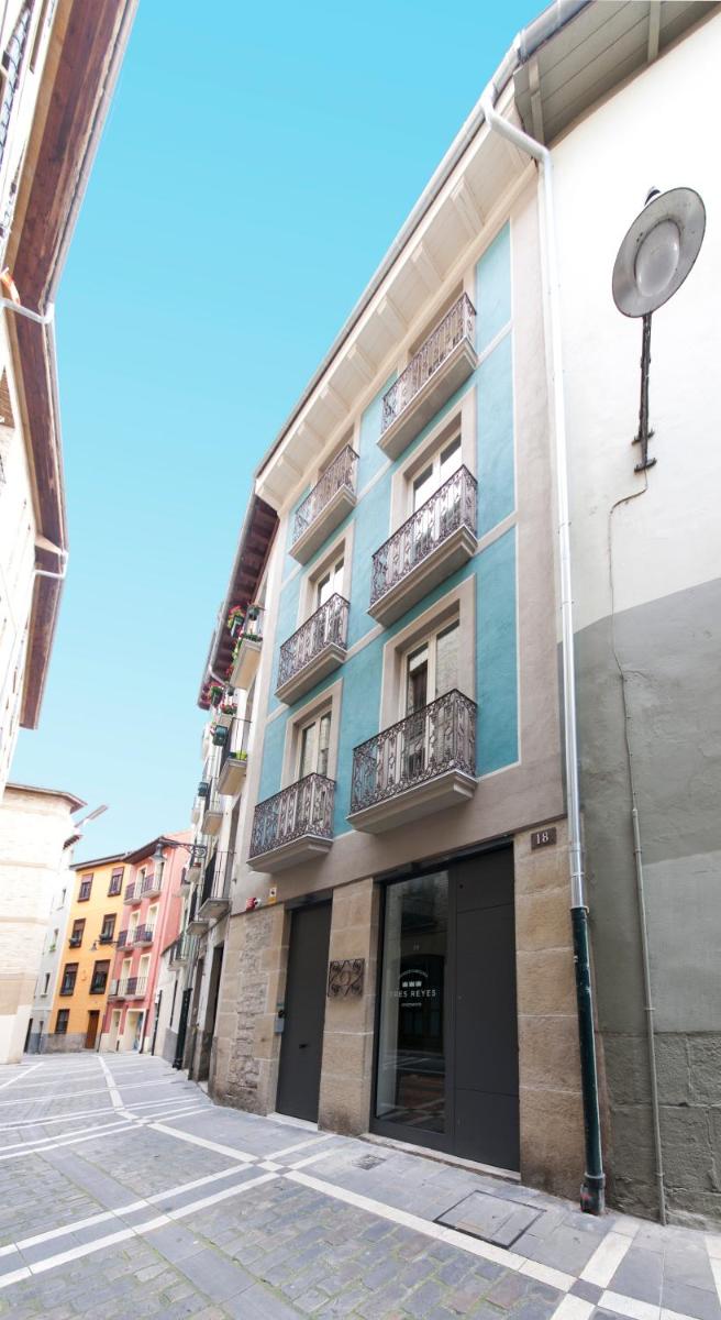 Antique Pamplona Tres Reyes Apartments - Housity