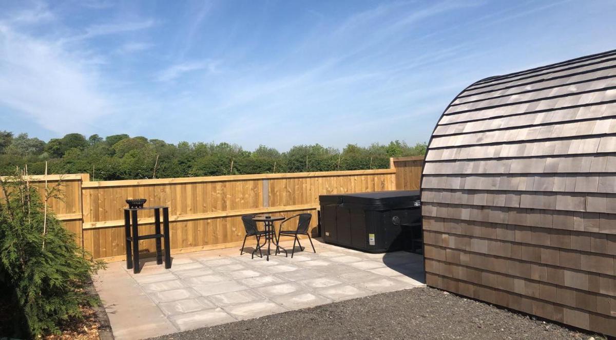 Superior Glamping Pod with Hot Tub - Housity
