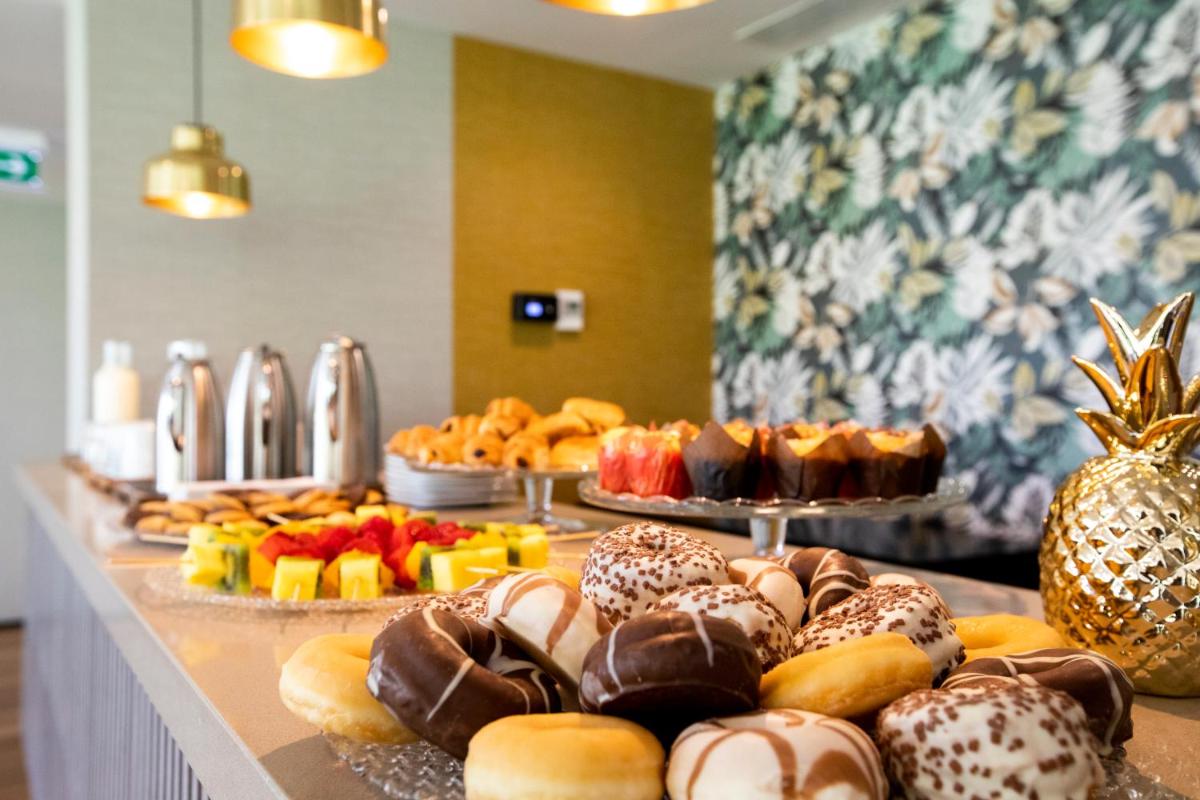 Comida en o cerca de este hotel