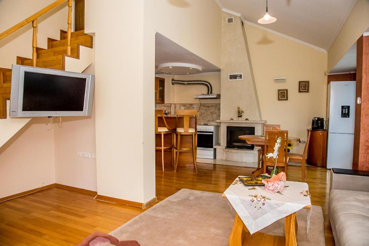 Suitetrails - Spacious & Sunny Maisonette w/ Terrace near Centre