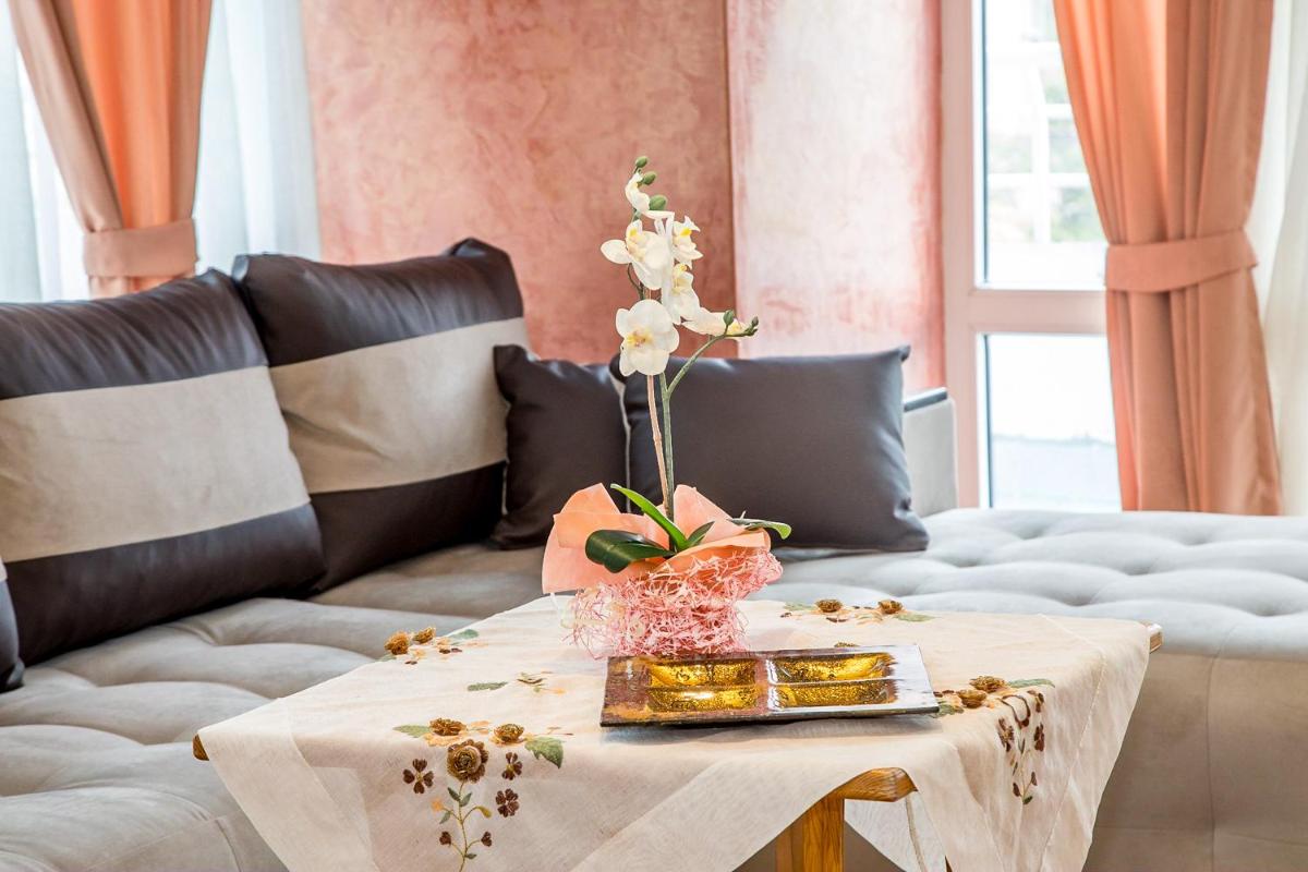 Suitetrails - Spacious & Sunny Maisonette w/ Terrace near Centre