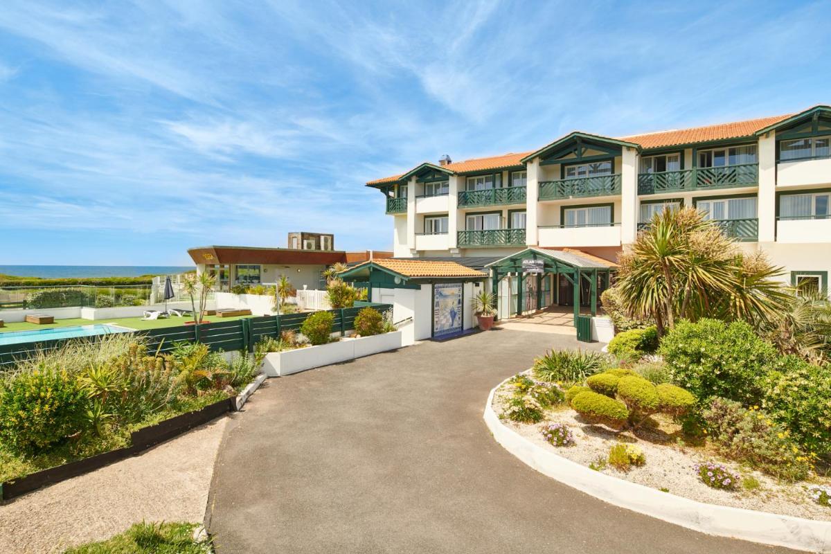 - une vue sur l'extérieur d'un bâtiment avec piscine dans l'établissement Atlanthal, à Anglet