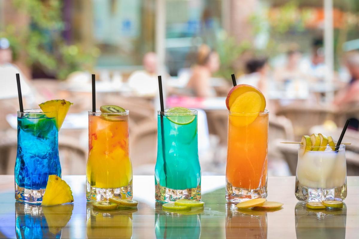 Un grupo de cuatro cócteles coloridos sentados en una mesa. en htop Palm Beach & SPA #htopEnjoy, en Lloret de Mar 31 fotos más