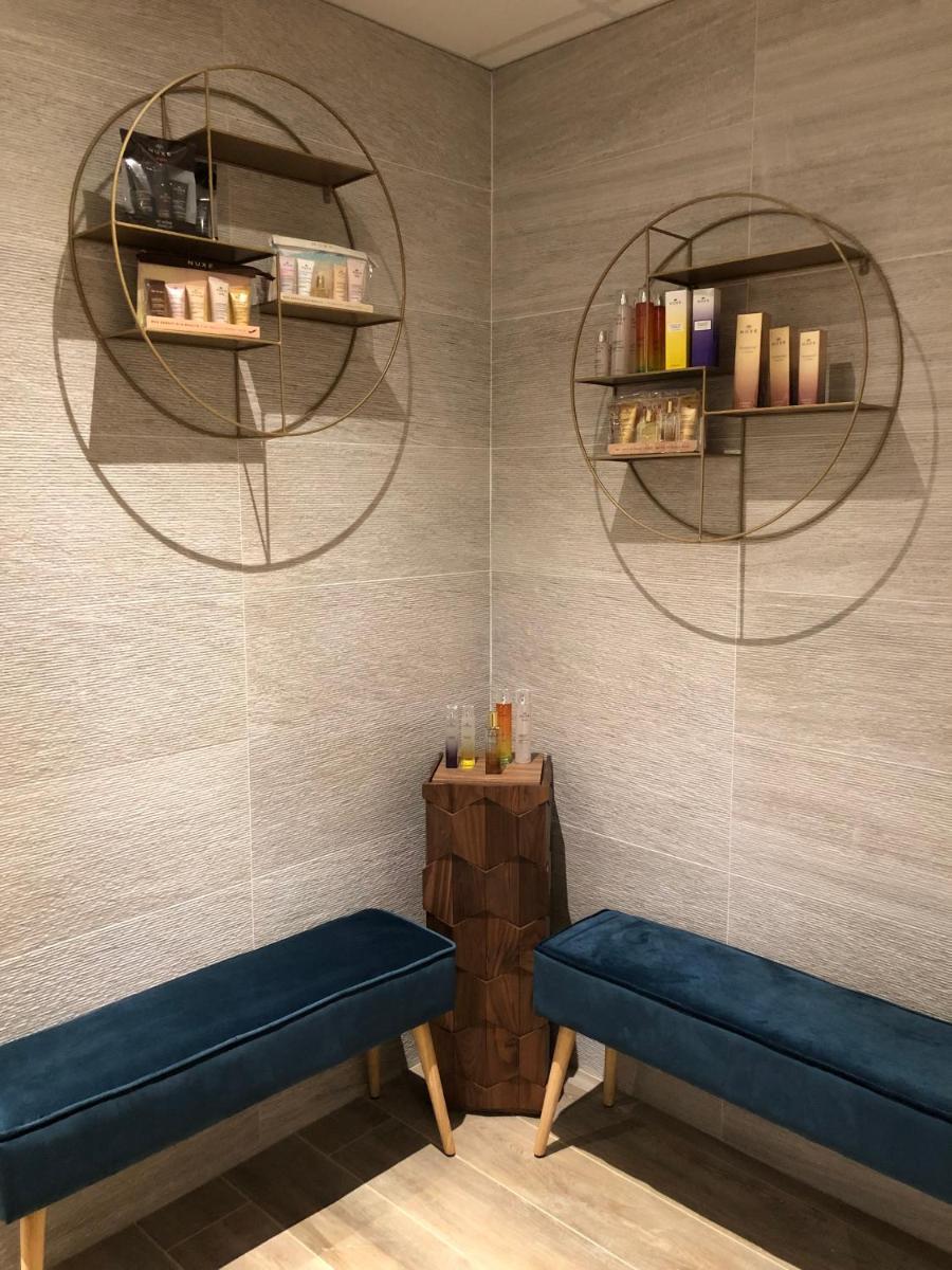 Bibliothèque dans l'hôtel