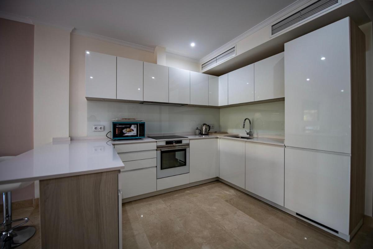 Luxury apartment at Lomas del Rey, Puente Romano - Hizvo