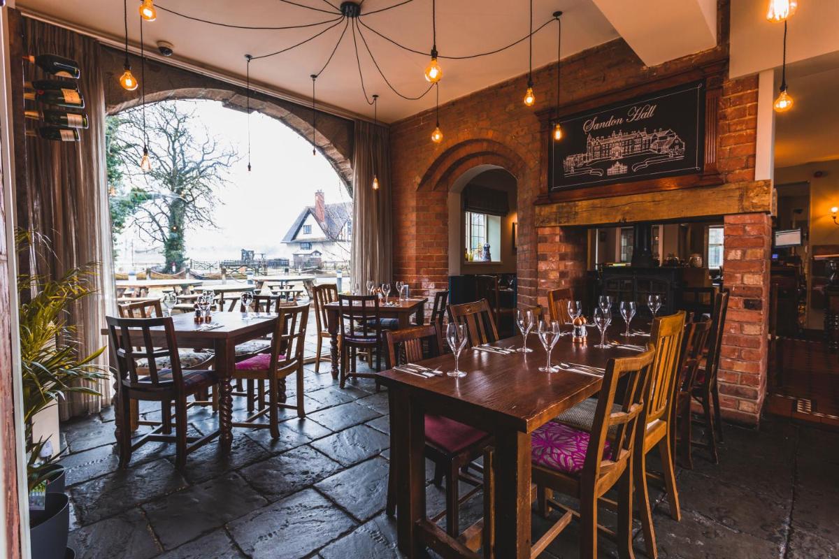 The Dog & Doublet Inn - Housity