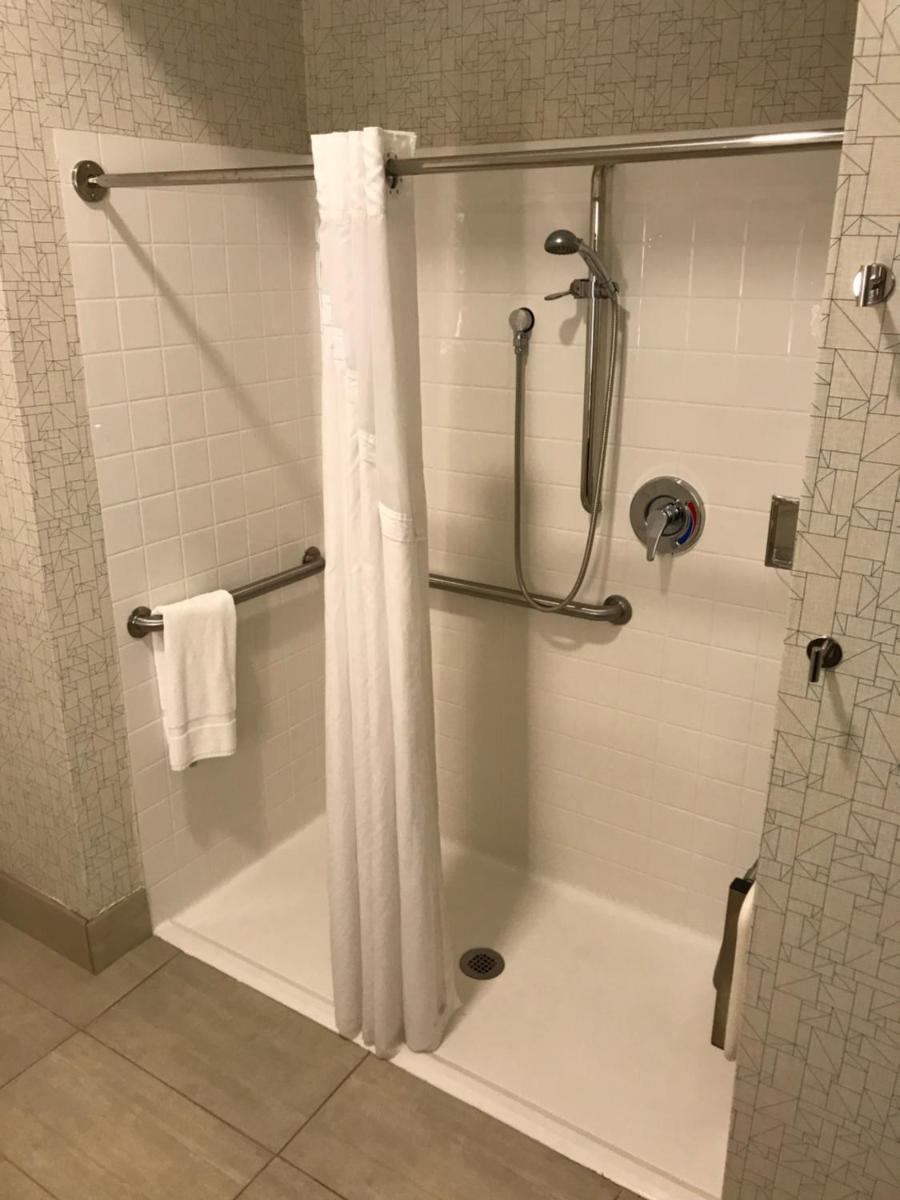 Holiday Inn Express & Suites - Pittsburgh - Monroeville by IHG - Housity