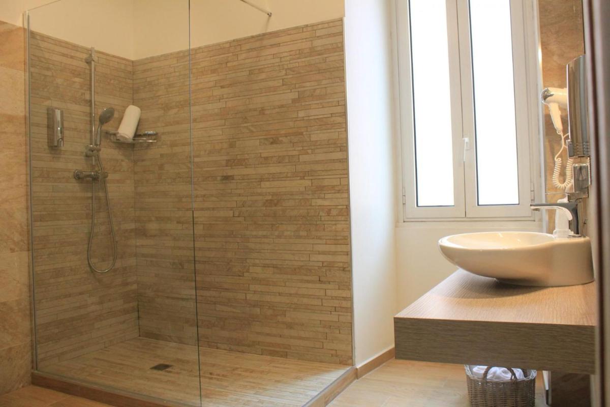 Salle de bains dans l'établissement Hôtel Fesch & Spa