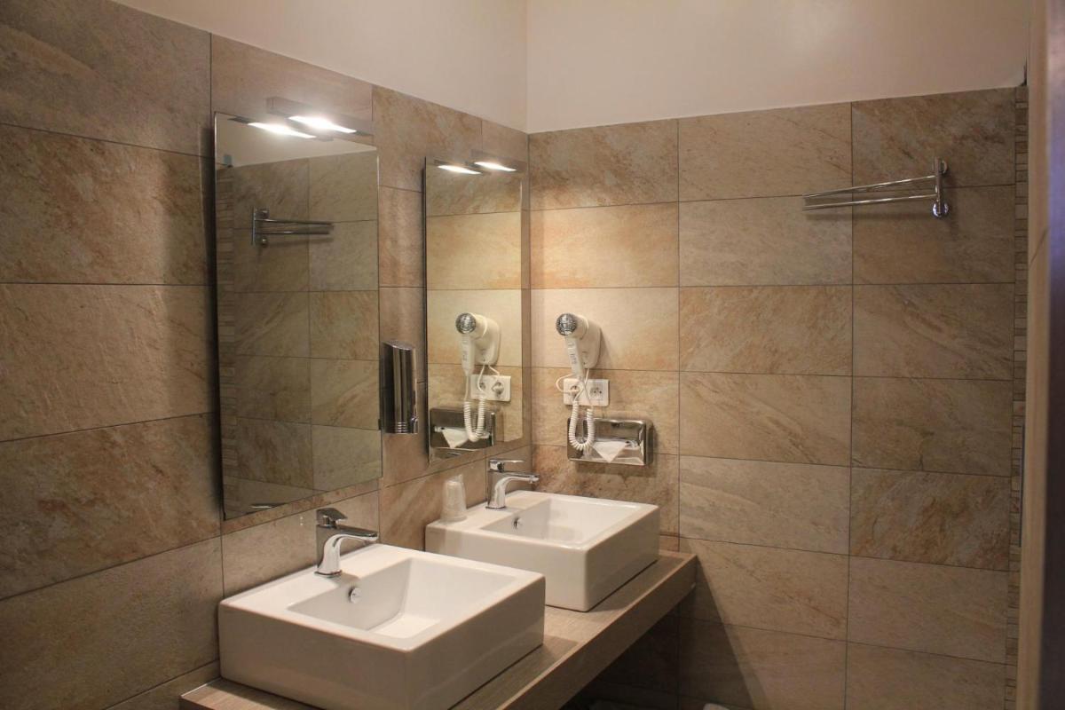 Salle de bains dans l'établissement Hôtel Fesch & Spa