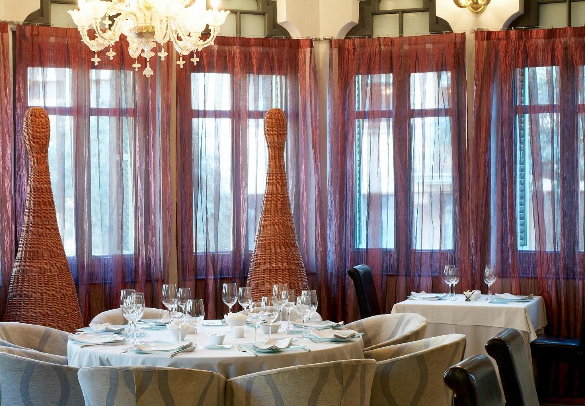 Un restaurante o sitio para comer en Hotel Sant Roc