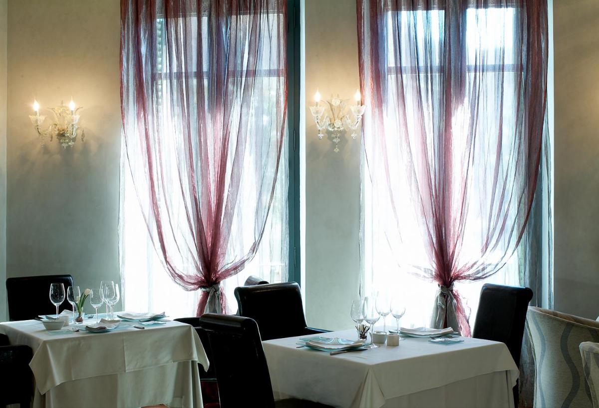 Un restaurante o sitio para comer en Hotel Sant Roc