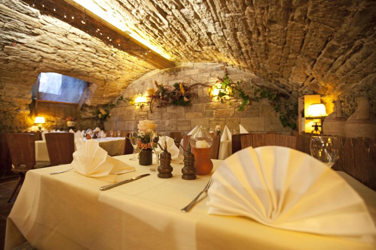 Hotel Hirsch - Housity