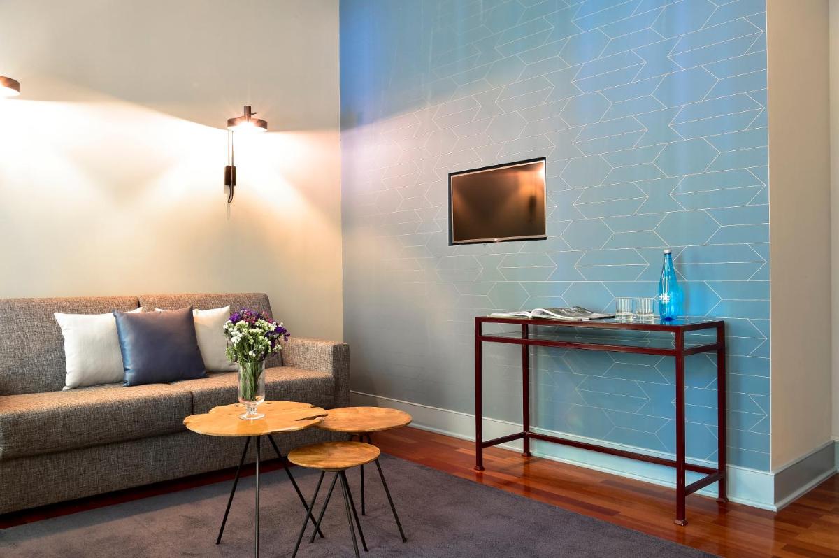 uma sala de estar com um sofá e uma mesa em Central Monchique Hotel - Villa Termal Spa Resort - by Unlock Hotels em Monchique