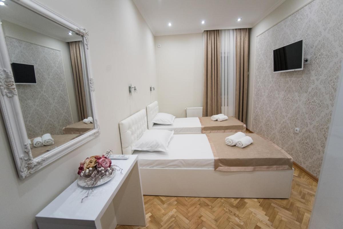 Center Deluxe Garni Hotel - Housity