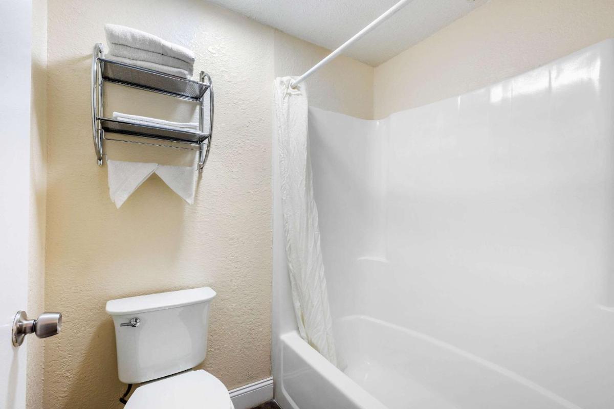 Econo Lodge West Yarmouth-Hyannis Cape Cod - Housity