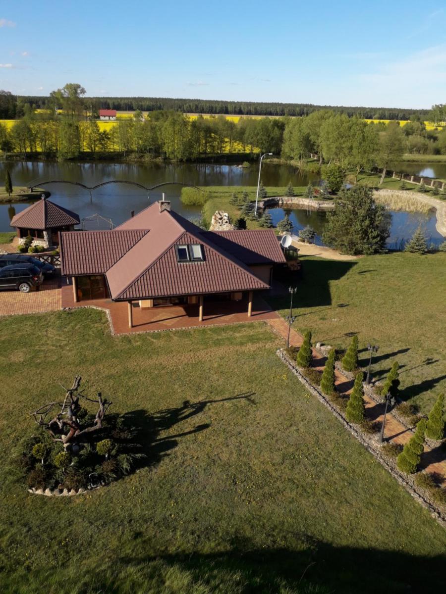 Dom nad stawem przy lesie - Housity