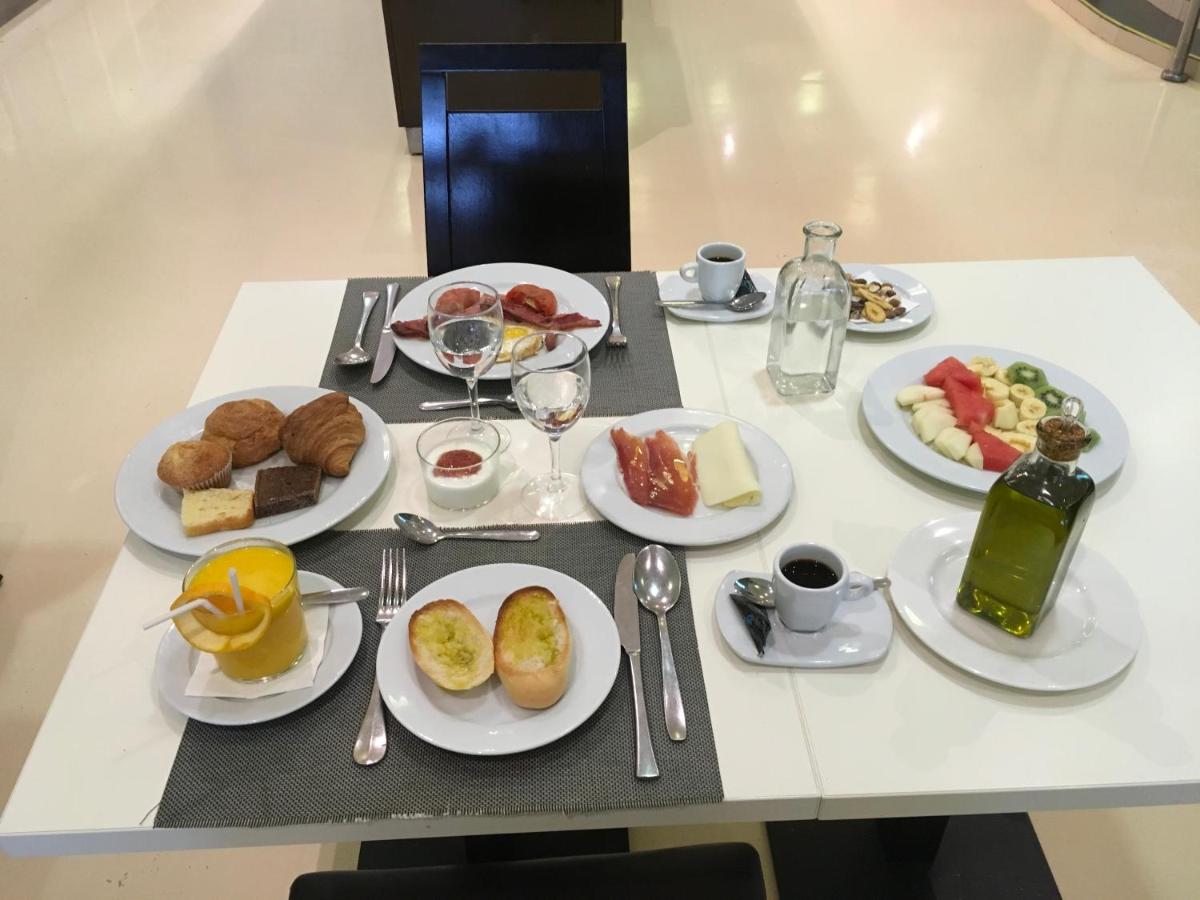 Una mesa con platos de comida para desayunar. en Hotel Balneario de Lanjarón, en Lanjarón
