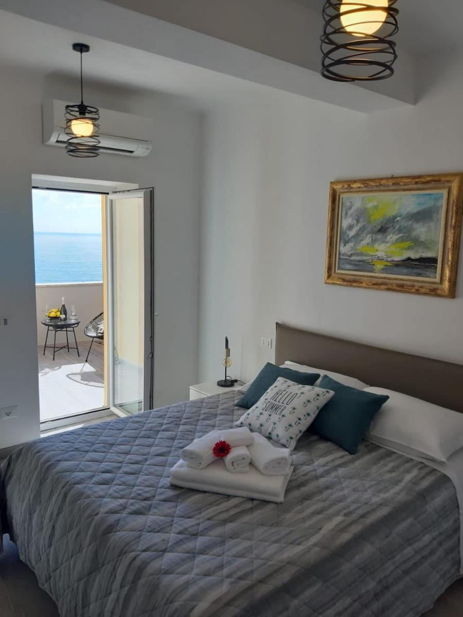 Alex Room - Housity