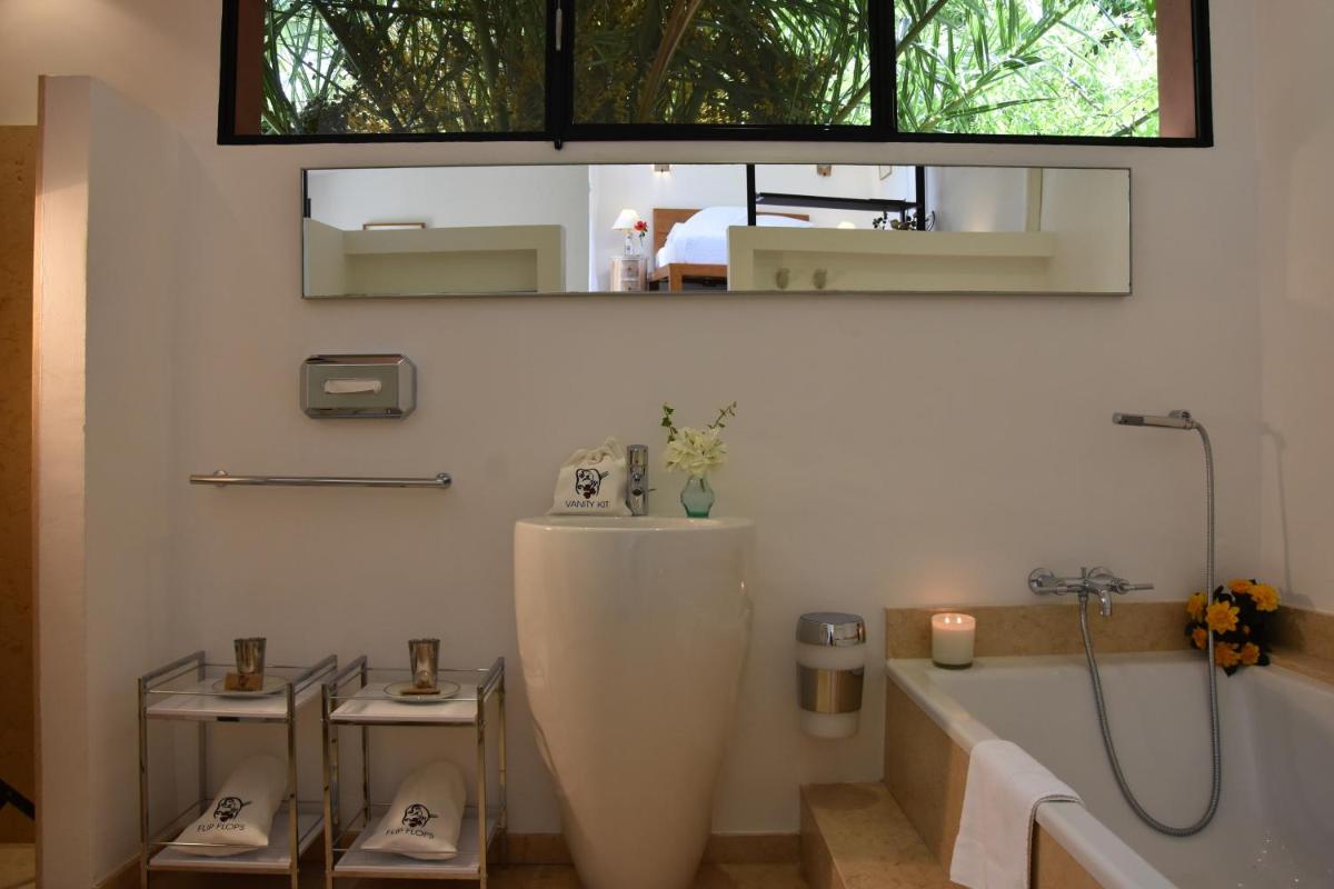 Un baño de Hotel Can Roses