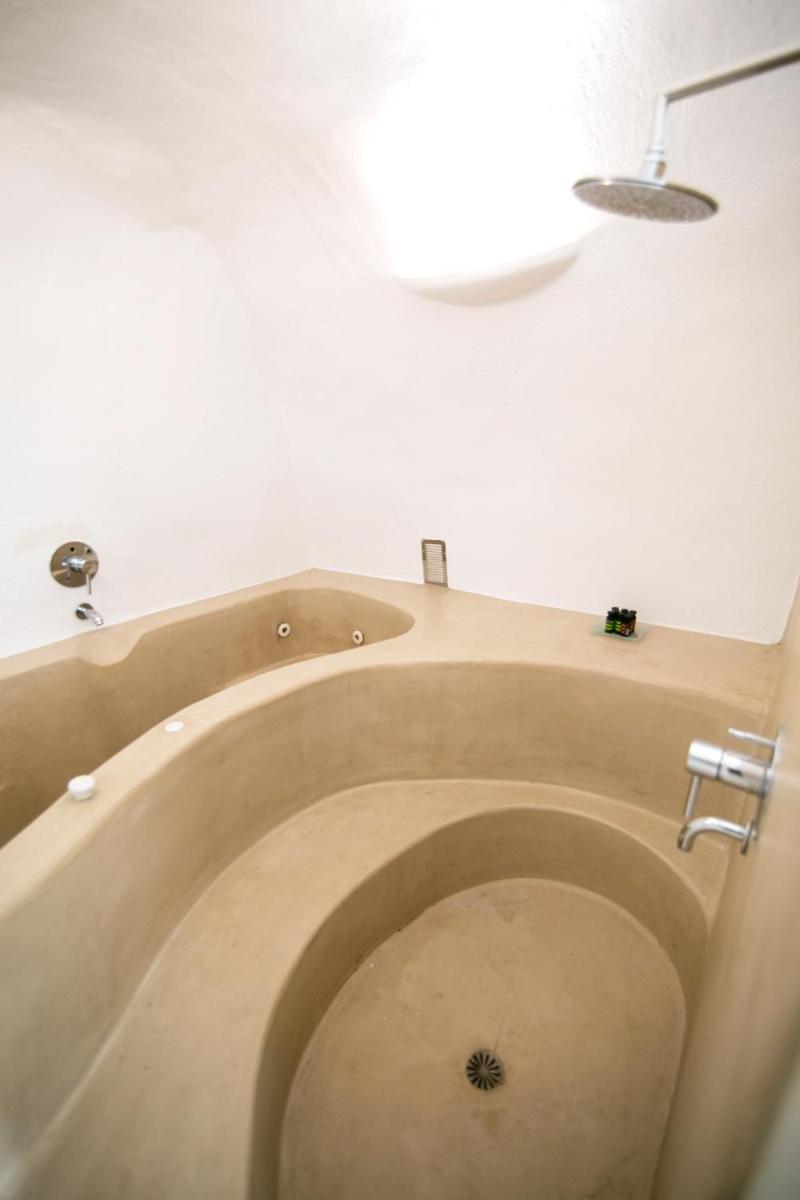 Menias Cave House - Housity