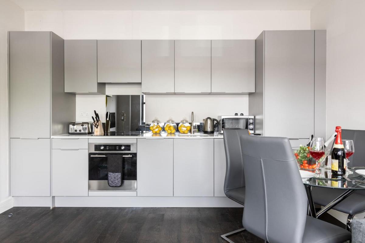 homely - Watford Premier Apartments (Warner Bros Studio) - Housity
