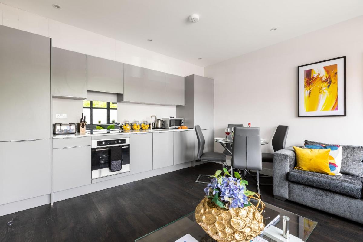 homely - Watford Premier Apartments (Warner Bros Studio) - Housity