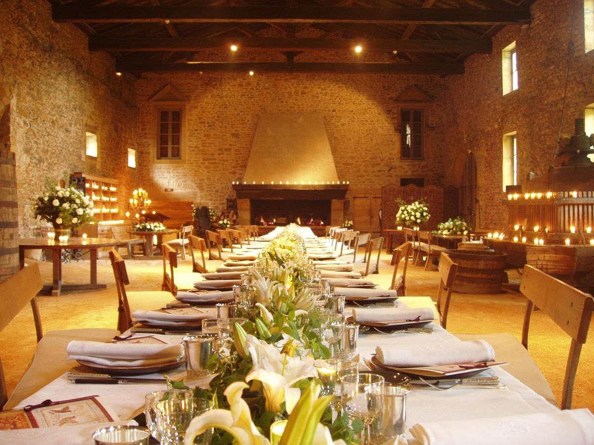 une grande table avec des chaises et des tables dans l'établissement Château de Bagnols, à Bagnols 37 autres photos