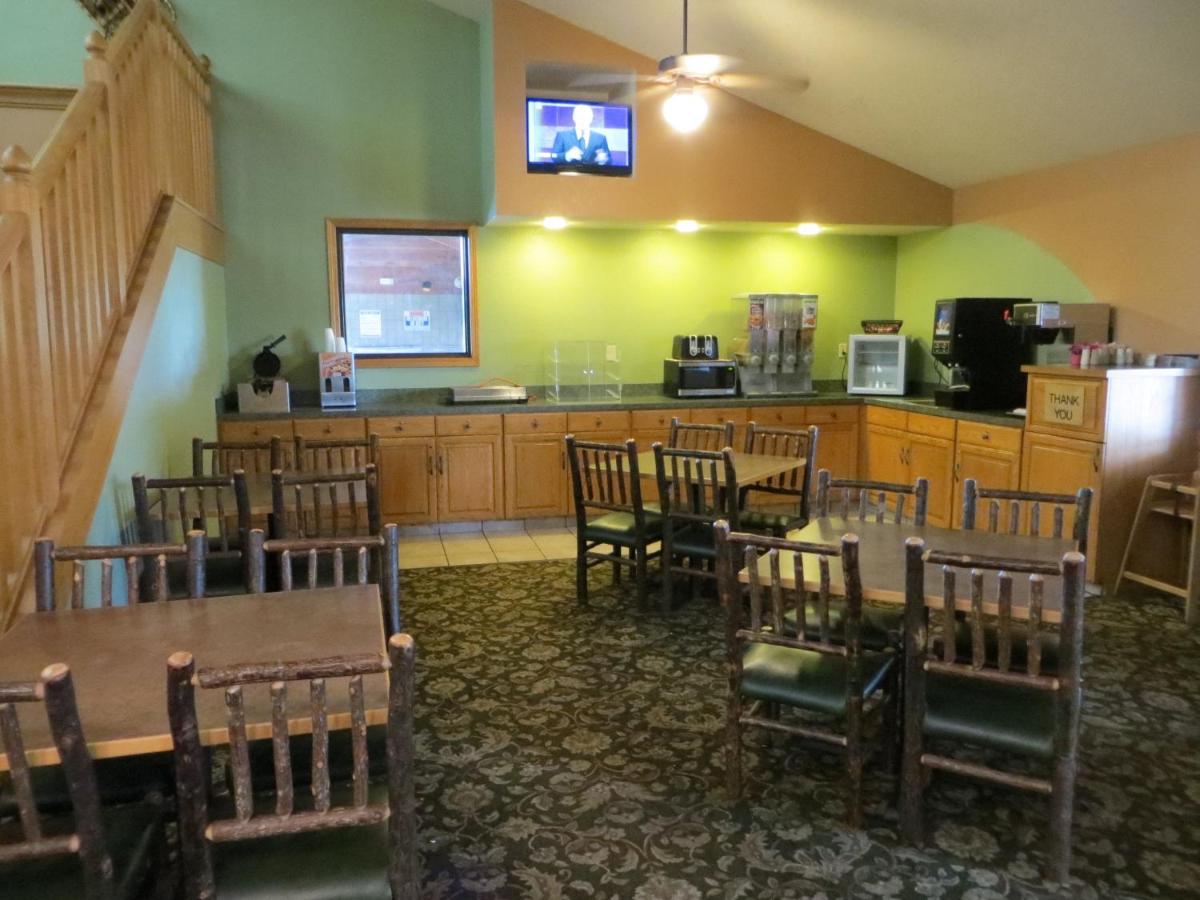 Super 8 by Wyndham Davenport - Housity