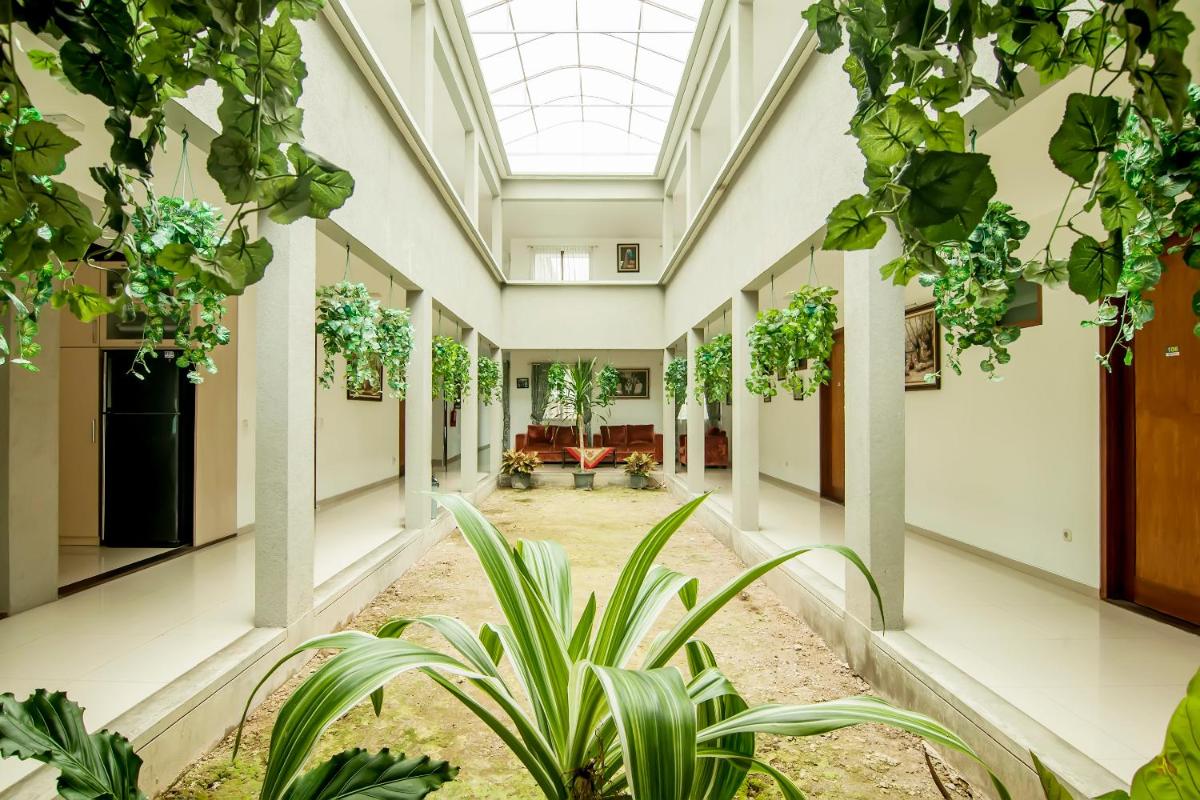 OYO 882 Puri Gevana Guest House - Housity