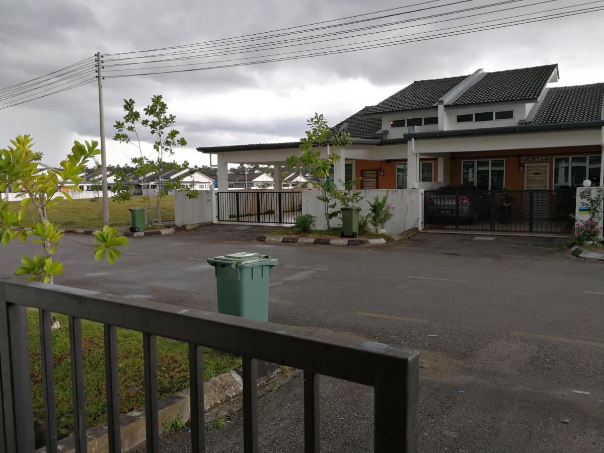 Address No 915, Lorong Uni Central 13, Taman Uni Central, Kuching Samarahan Expressway - Housity