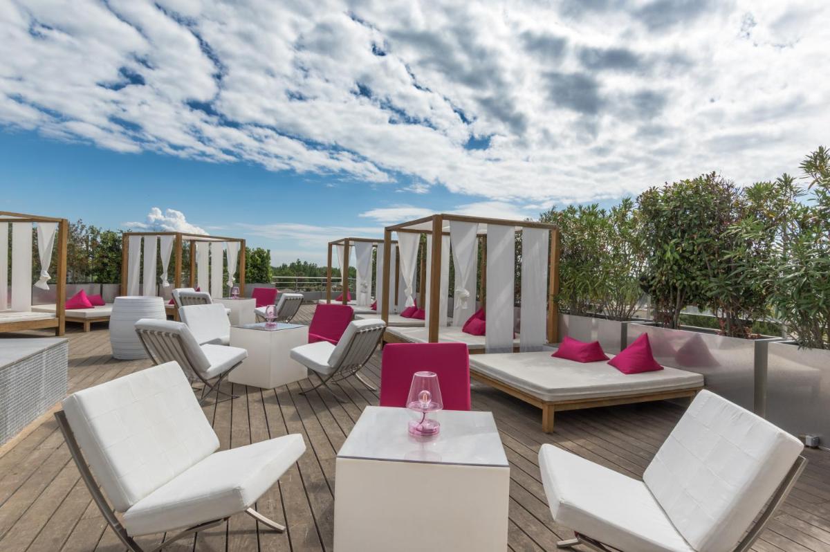 Coin salon dans l'établissement Oz'Inn Hôtel & Spa