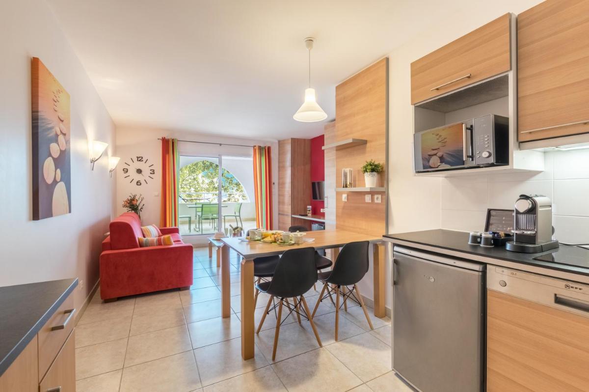 Cuisine ou kitchenette dans l'établissement Résidence Hôtelière Natureva & Spa