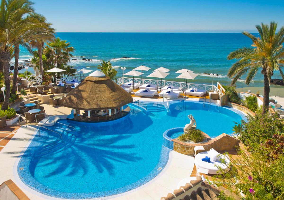 Una piscina infinita con el océano de fondo en El Oceano Beach Hotel Adults only recommended, en La Cala de Mijas