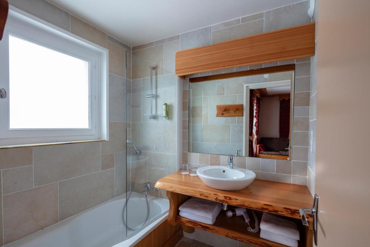 Salle de bains dans l'établissement Chalet-Hôtel Neige et Roc, The Originals Relais