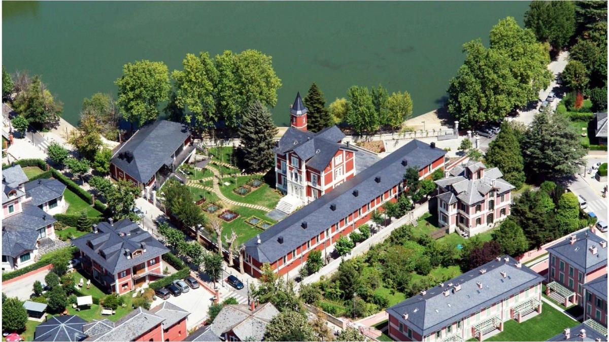 Una vista aérea de un gran edificio con una casa. en Hotel Villa Paulita, en Puigcerdà