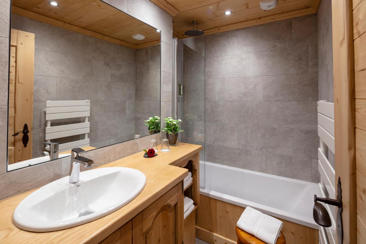 Salle de bains dans l'établissement Chalet-Hôtel Neige et Roc, The Originals Relais