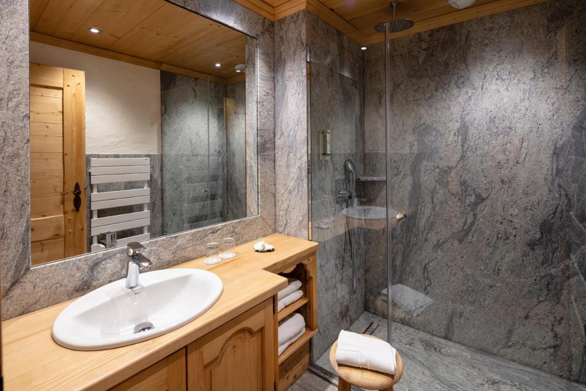 Salle de bains dans l'établissement Chalet-Hôtel Neige et Roc, The Originals Relais