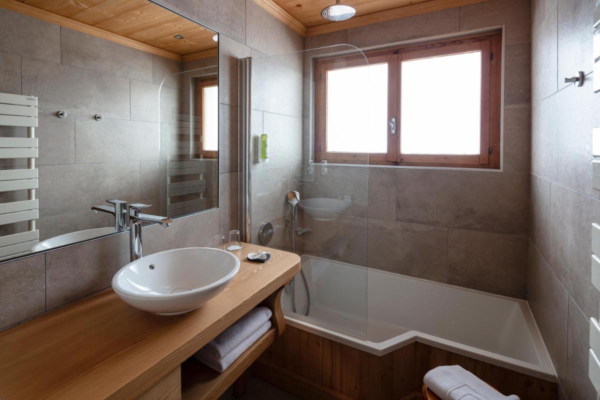 Salle de bains dans l'établissement Chalet-Hôtel Neige et Roc, The Originals Relais