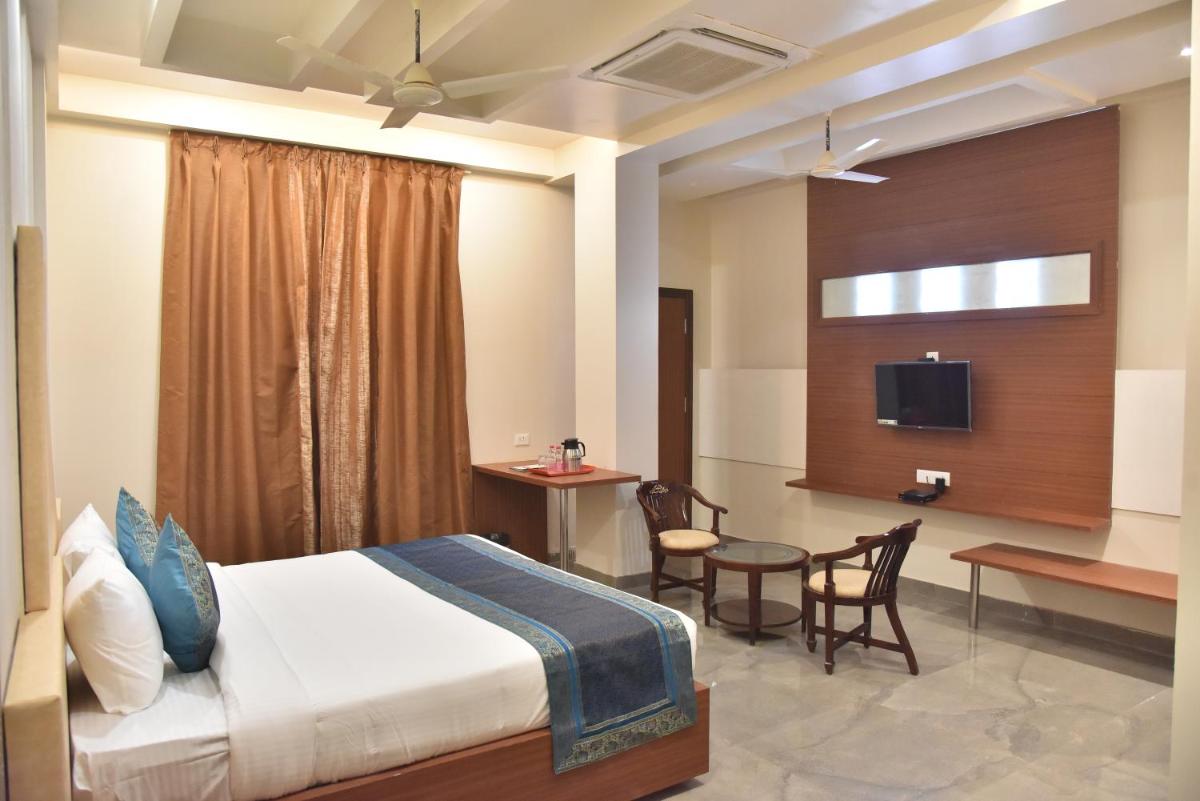 Hotel Rk Grand - Housity